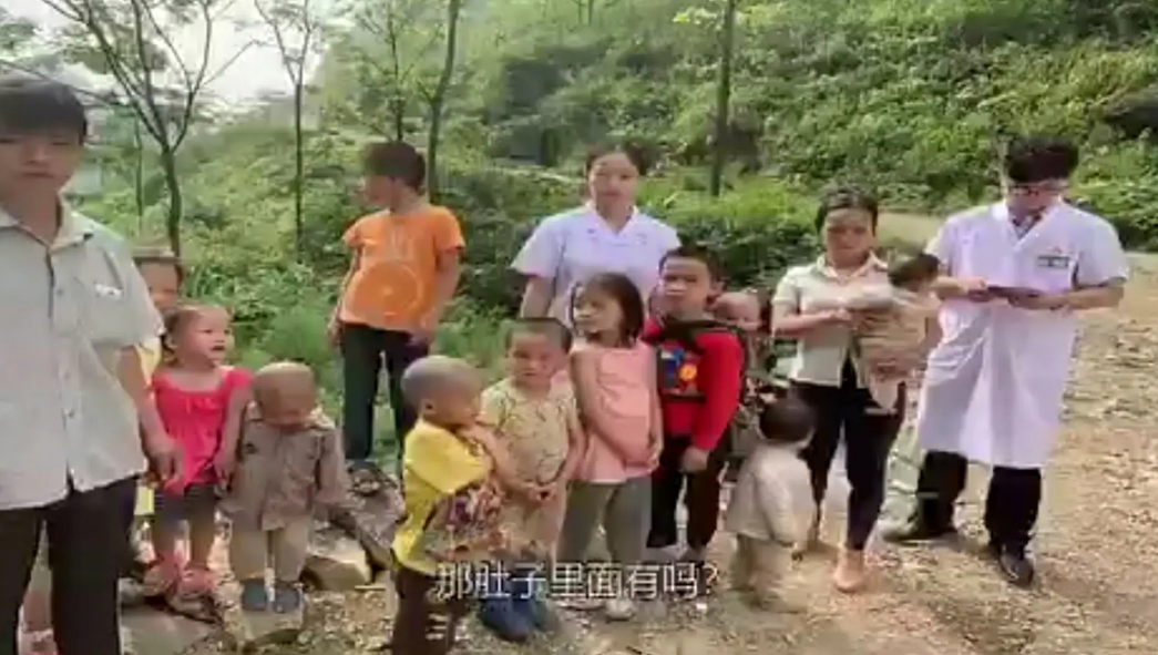 广西90后夫妻，隐居深山生10个娃，男主人：感谢政府帮助，很满足