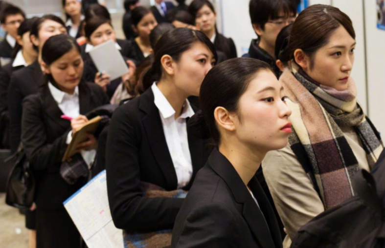 毕业10年发现，选择律师事务所和公务员的法学生，差距不是一点点