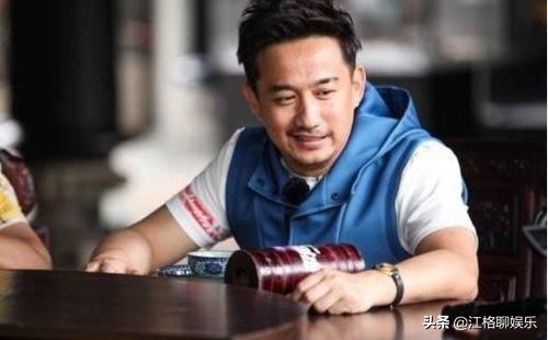 盘点那些接地气的明星，郭德纲蹲路边吃炒面，黄渤地铁卖唱赚钱