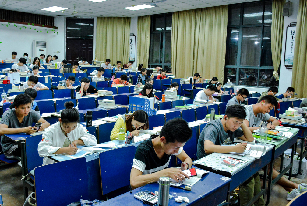 多地高校发布通知，考研党迎来新挑战，“学费”成压在心头的大石