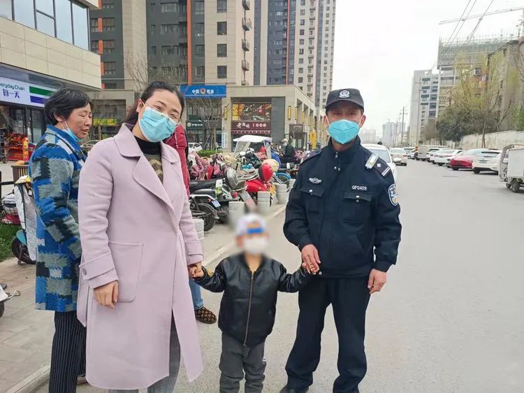 新城公安 | 2岁幼童不慎走失，民警紧急寻找家长