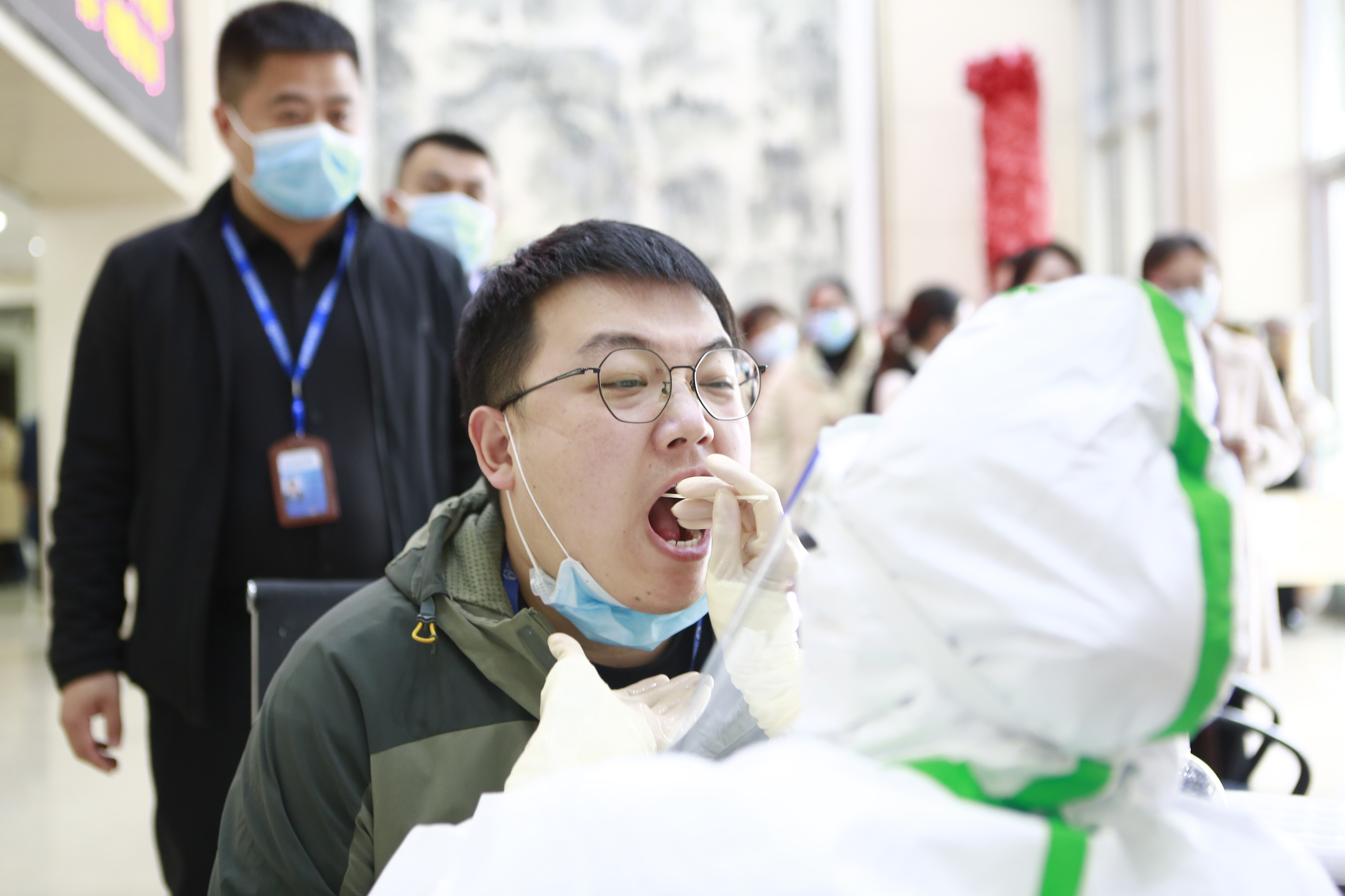 响应政府号召 筑牢疫情防线｜万达集团组织开展全员核酸检测工作