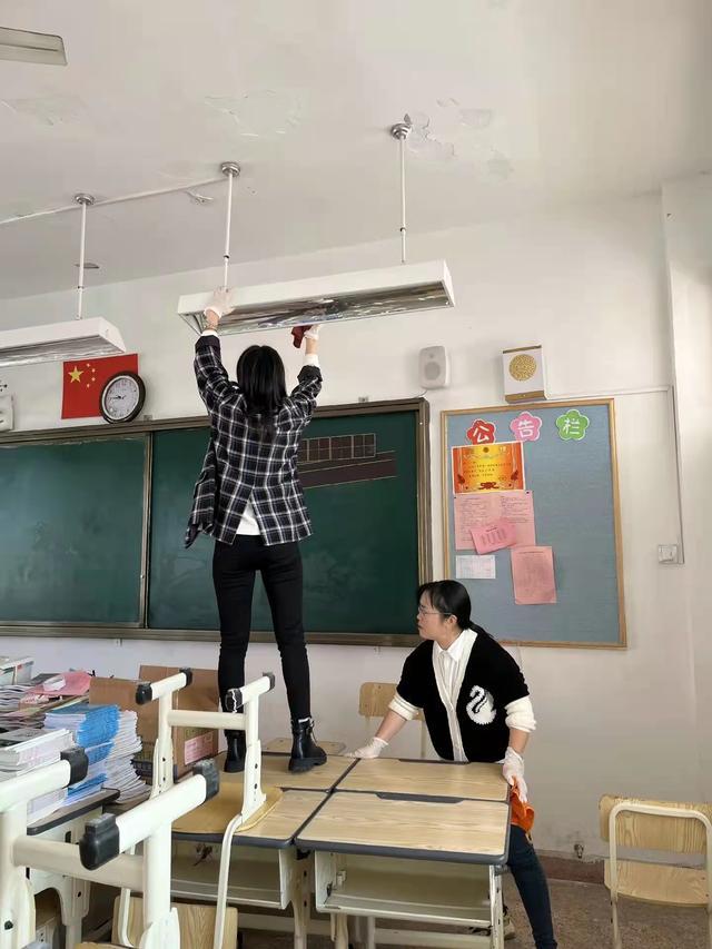 一组开学图片曝光，网友：30年过去了，终究没逃过开学干活的命