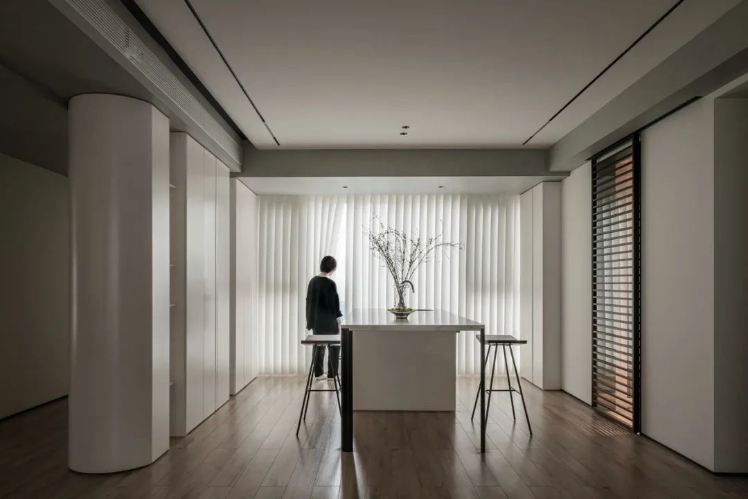 深色原木+无主灯，闺蜜赞不绝口的“森系”小屋，我也要抄