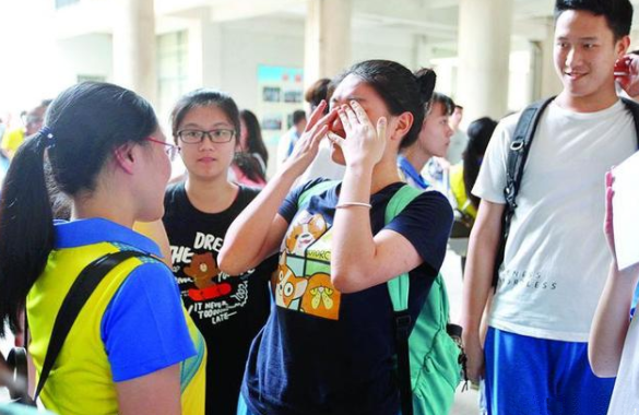 农村学生300分考上大专，父母大摆宴席，亲戚的两个举动让人寒心