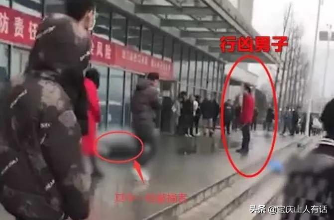 毫无人性，长沙男子当街杀人致3死2伤，行凶后还悠闲地点烟观望