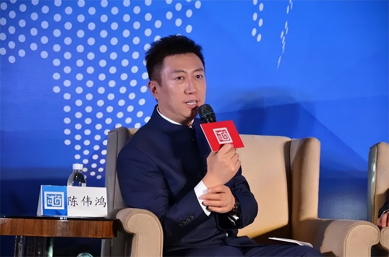 央视主持人陈伟鸿：55岁依然儒雅知性，一儿一女让人很羡慕