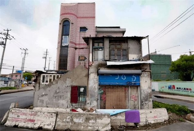 上海马路上的“豪宅”：要6套房加一块宅基地才肯拆，14年后搬走