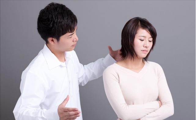 男子街头学狗叫，跪爬讨女友欢心，网友：卑微到如此，父母很伤心