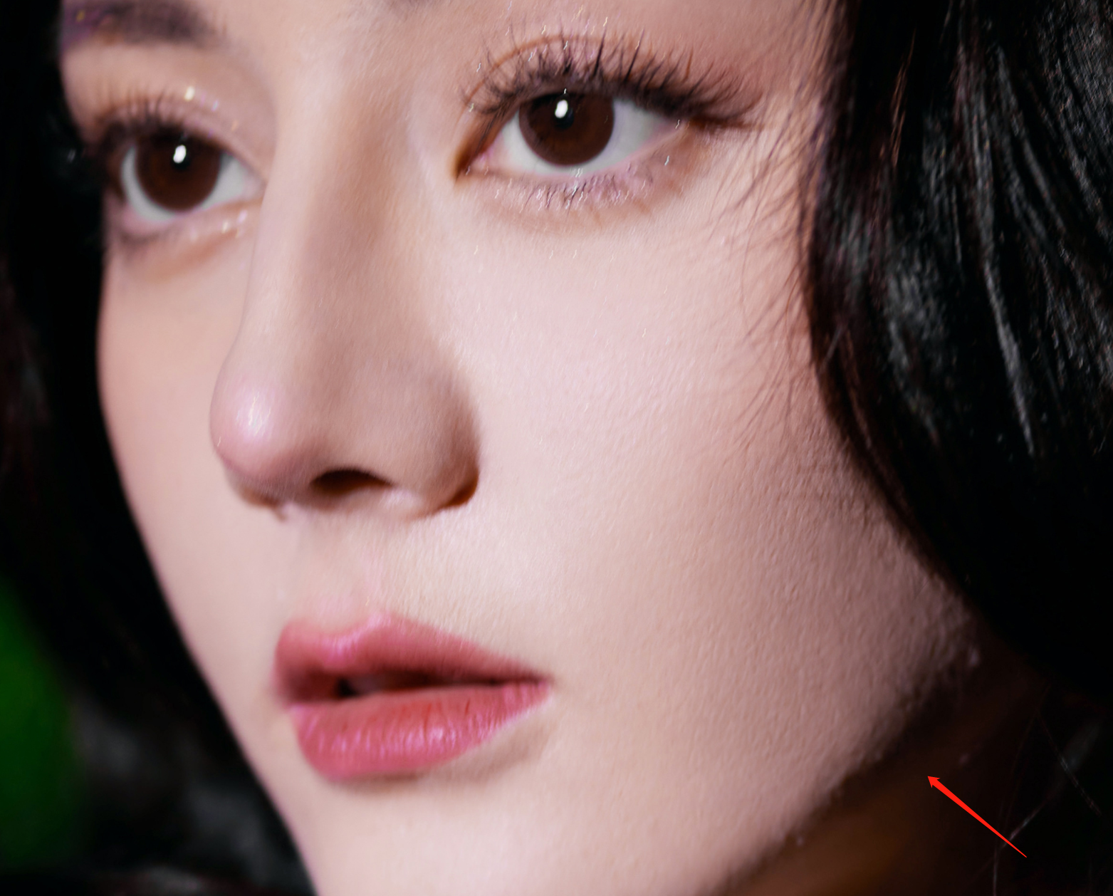 热巴新造型秀性感,工作室着急出图翻车,皮肤粗糙嘴巴起皮都没修