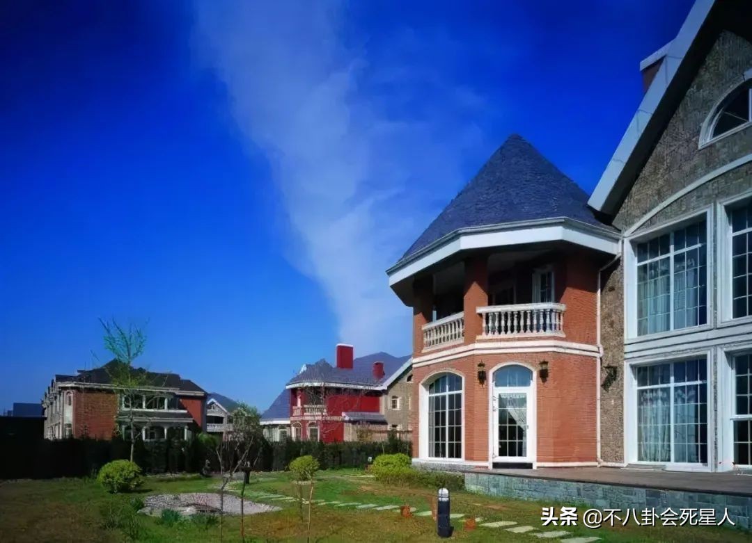 这8位内地戏骨，坐3百万豪车，住上亿四合院，个个是真富豪