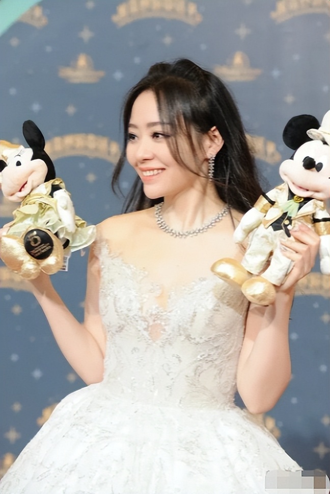 当了13年的赚钱工具，靠逼婚上位，张靓颖到底有多傻？