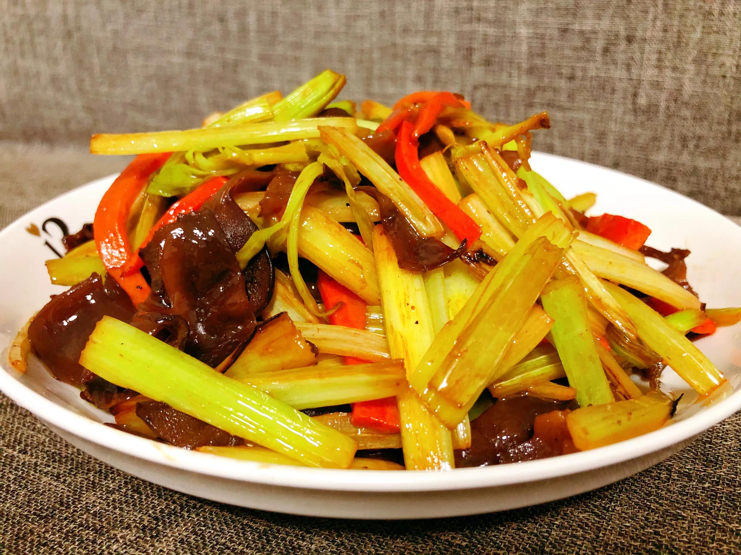 五,芹菜,推荐食谱【芹菜炒木耳】