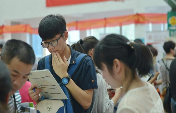 高中生借读住亲戚家三年，高考后竟被索要6000元，这真的是亲戚吗