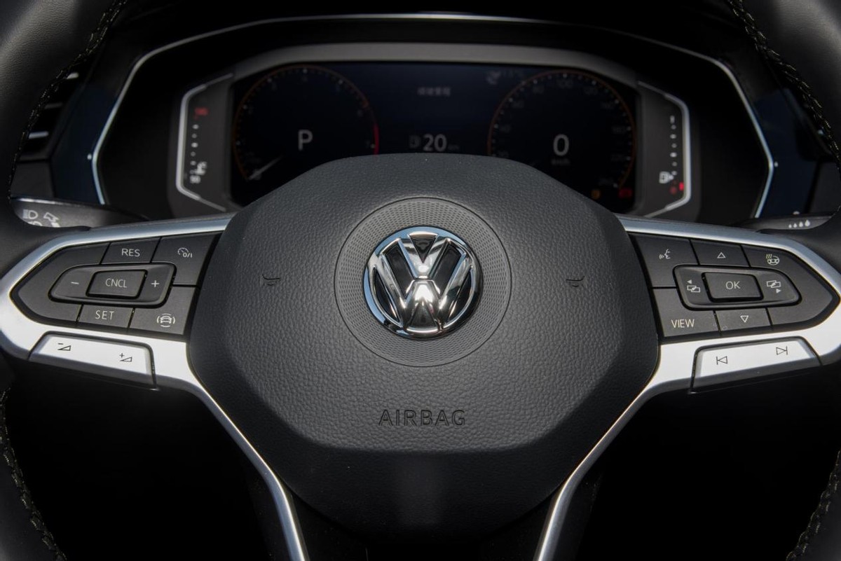 轴距2871mm，外观沉稳大气，内饰精致有内涵，试驾大众迈腾