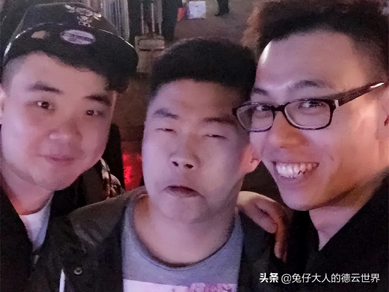 德云社栾云平直播，在线夸赞捧哏巨匠朱鹤松，我很喜欢这小子