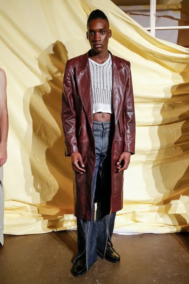 男生“露肉装”也开始内卷！露脐装、香肩和超短裤，时髦又性感