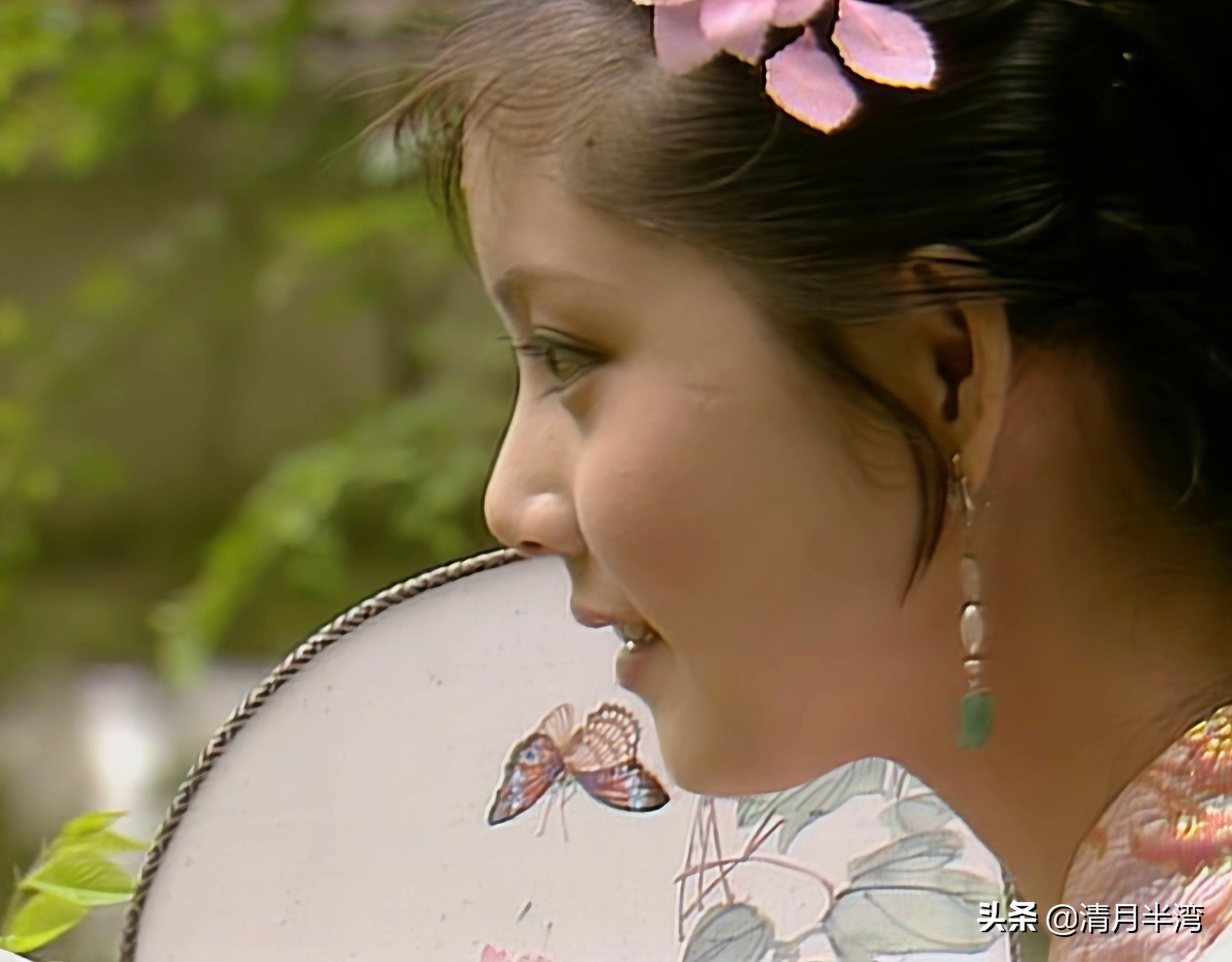 同样是演"宝钗扑蝶",张莉灵气四溢美如画,李沁木头桩子干扑腾