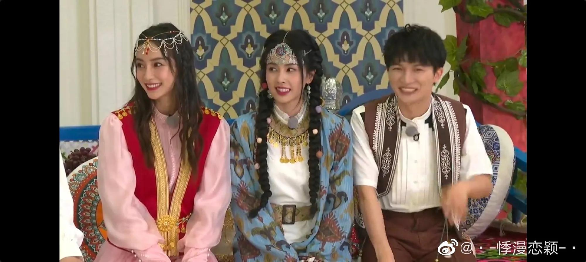 综艺《奔跑吧》直播截图中的baby小姐姐和新疆路透哦