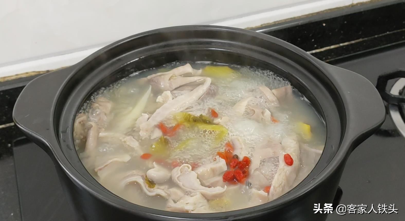 猪肚煲汤？广东人的做法最正宗，一开盖香扑鼻，汤色奶白特别好喝