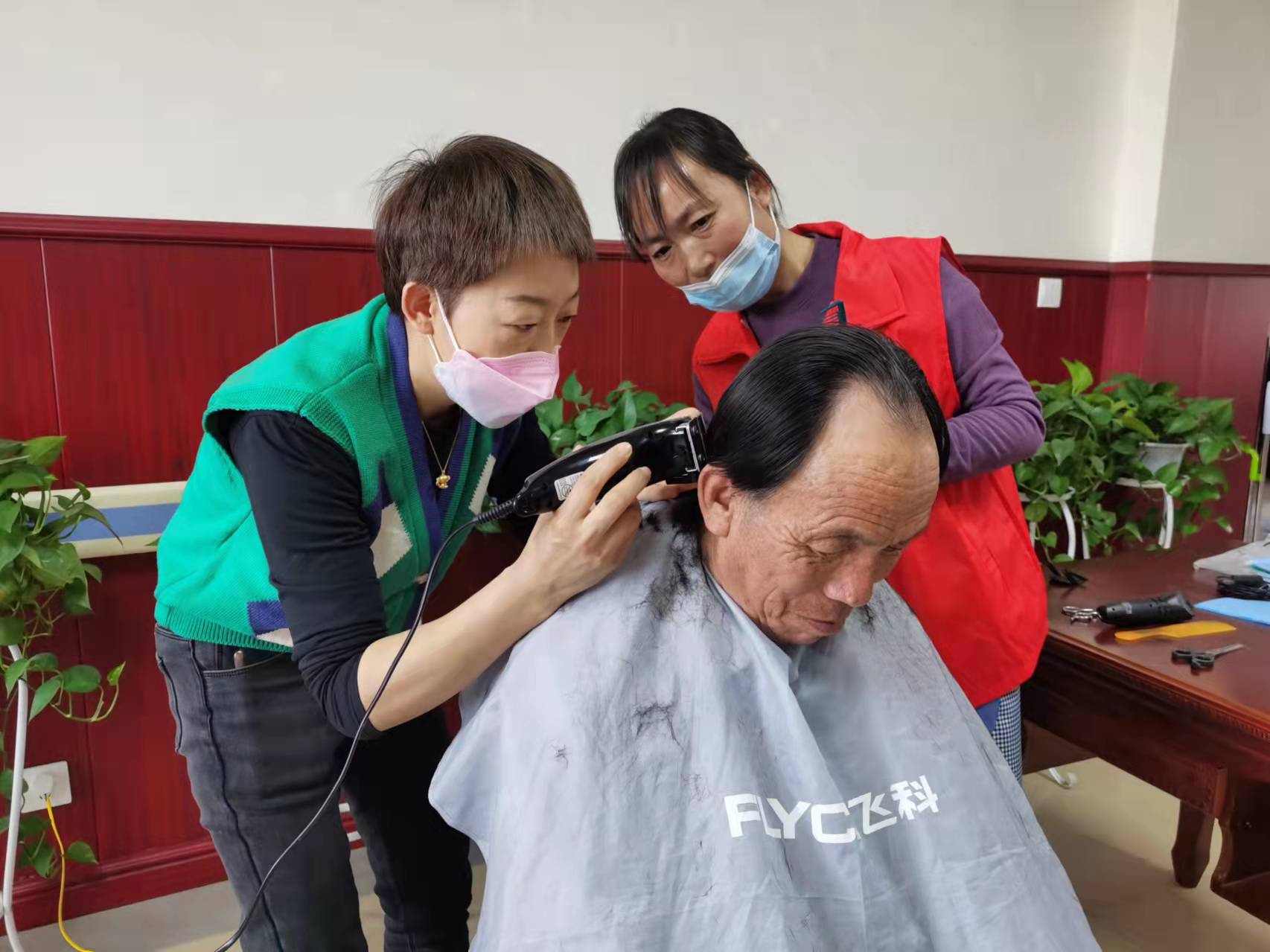 心懷感恩，與愛同行——芳菲大地開展志愿敬老慰問捐贈活動