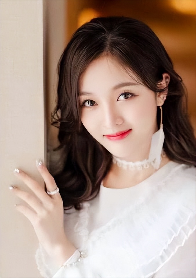 白色系的吴宣仪