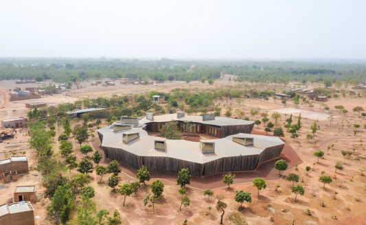 从“阿卡汗奖”到“普利兹克奖”，他设计的教育建筑正在改变世界