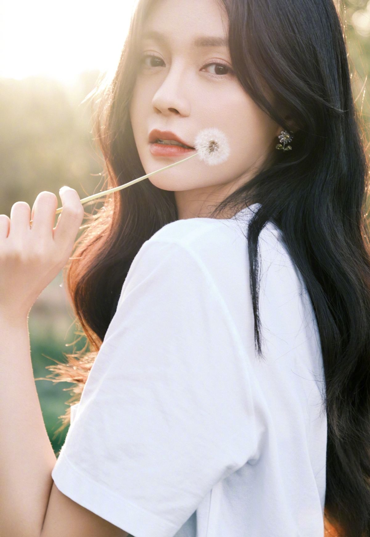 沈梦辰婚后越来越少女了,白t恤配长裙好有初恋感,超好看