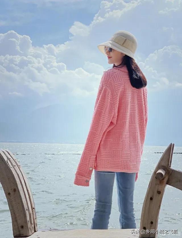 景甜置身碧海蓝天 穿粉外套撩拨长发好甜美