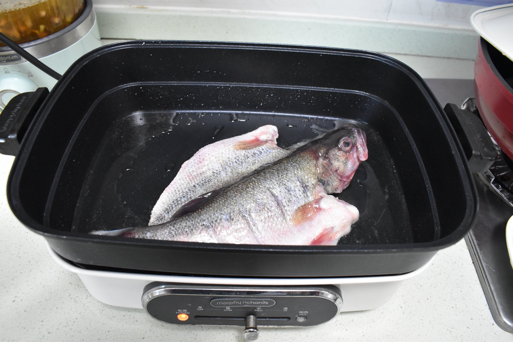 在家吃烤鱼火锅，食材丰富简单省事，好吃又实惠，家人赞不绝口