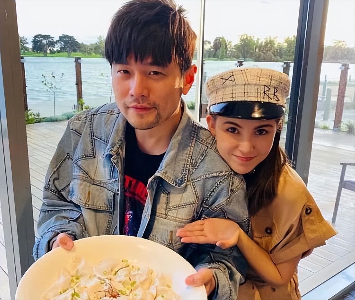 周杰伦全家出游，助理检查路人手机禁止拍照，网友建议当事人报警