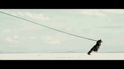 顶流巨星遭封杀？因家暴跌下神坛，还被质疑不会演戏，全靠服化道