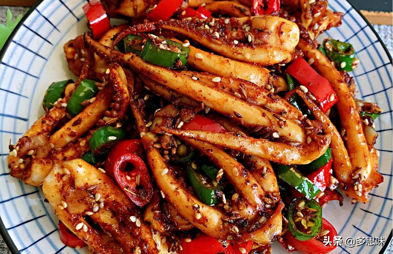 辣炒鱿鱼须食材:鱿鱼须,青红椒,孜然,蚝油,辣椒粉,生抽,料酒,白芝麻