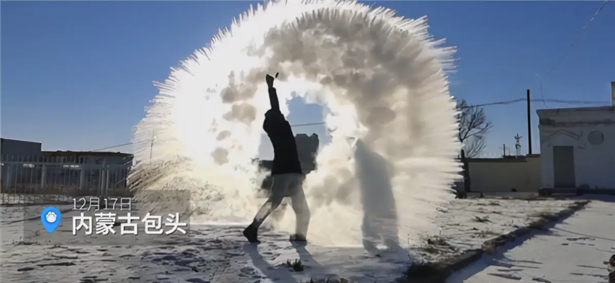 内蒙古零下29度眼镜布可切香蕉，当地网友晒照带眼镜看不到路、吃泡面瞬间冻住