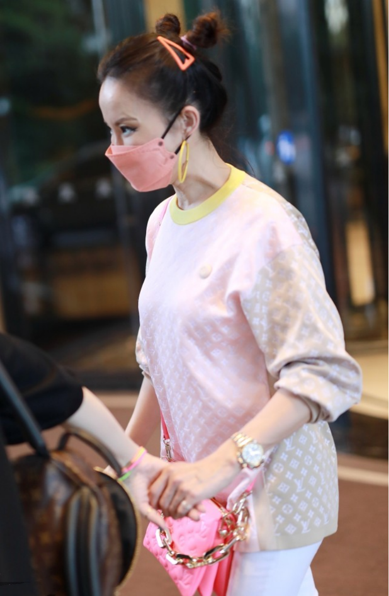 还是能看出来李玟老了，但是穿搭依旧很减龄，感觉比年轻人会打扮