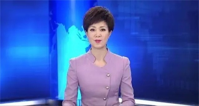 48岁央视主持李文静，戴假发10多年，与老公一直坚持成为丁克一族