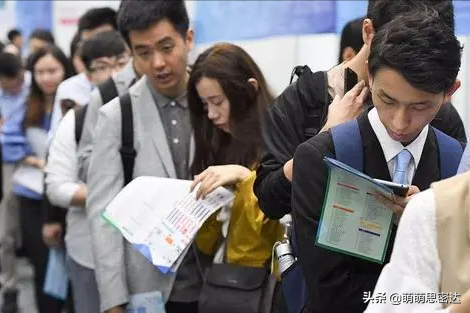 毕业人数突破1000万，象牙塔出来的“廉价”大学生，为何不值钱？