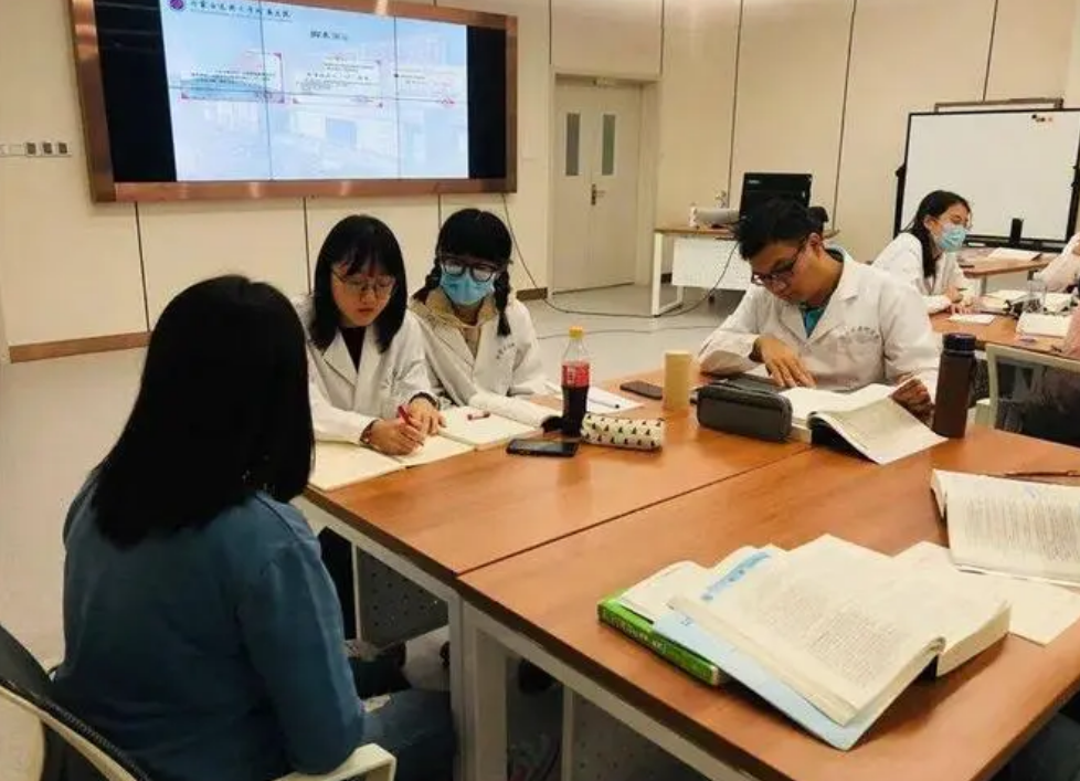 学医很苦，却是跻身“中产”的最好出路，人大教授的话很直白