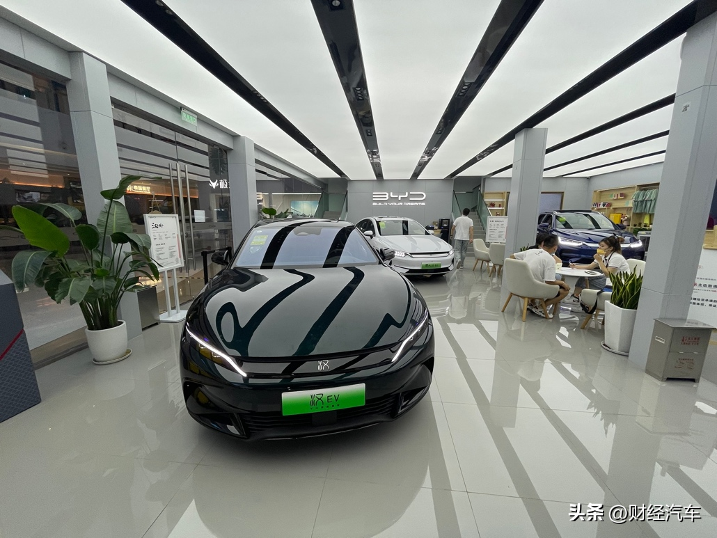 7月车市“淡季不淡”：折扣没了，交付延长，晚上9点还有人买车