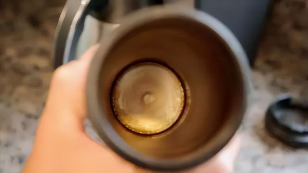 烧水壶有“黄垢”，烧水慢还不健康，教你几个小妙招，水垢哗哗掉