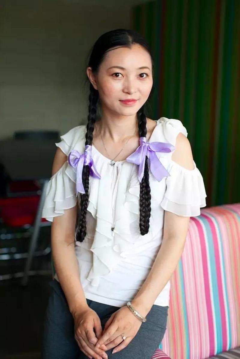 蓝天白云深深地吸引了李微漪,她决定在这里停留一段时间,好好潜心画画