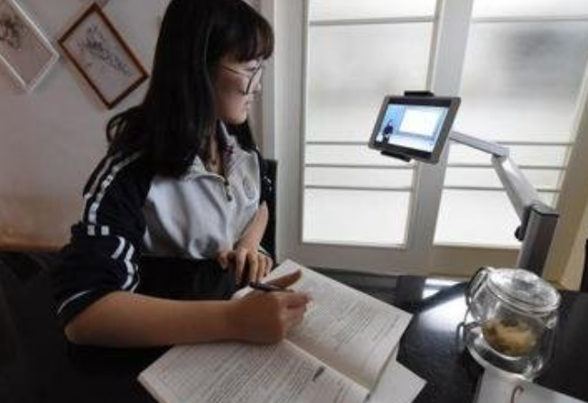 高中生假期手机不离手，家长担心影响学业，私查手机后感到惭愧