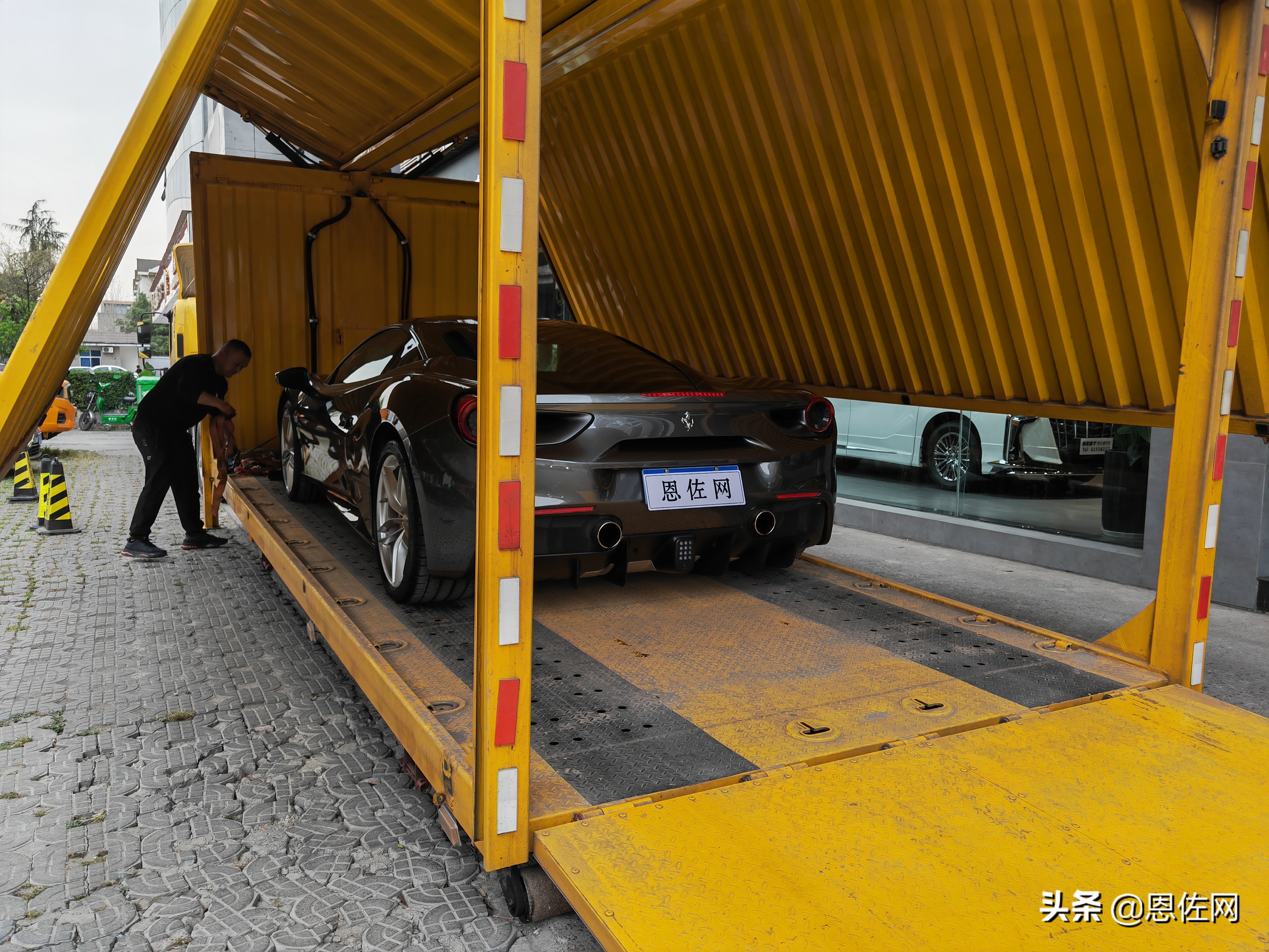 458太老，F8太贵，最后260多万提了台法拉利488 GTB