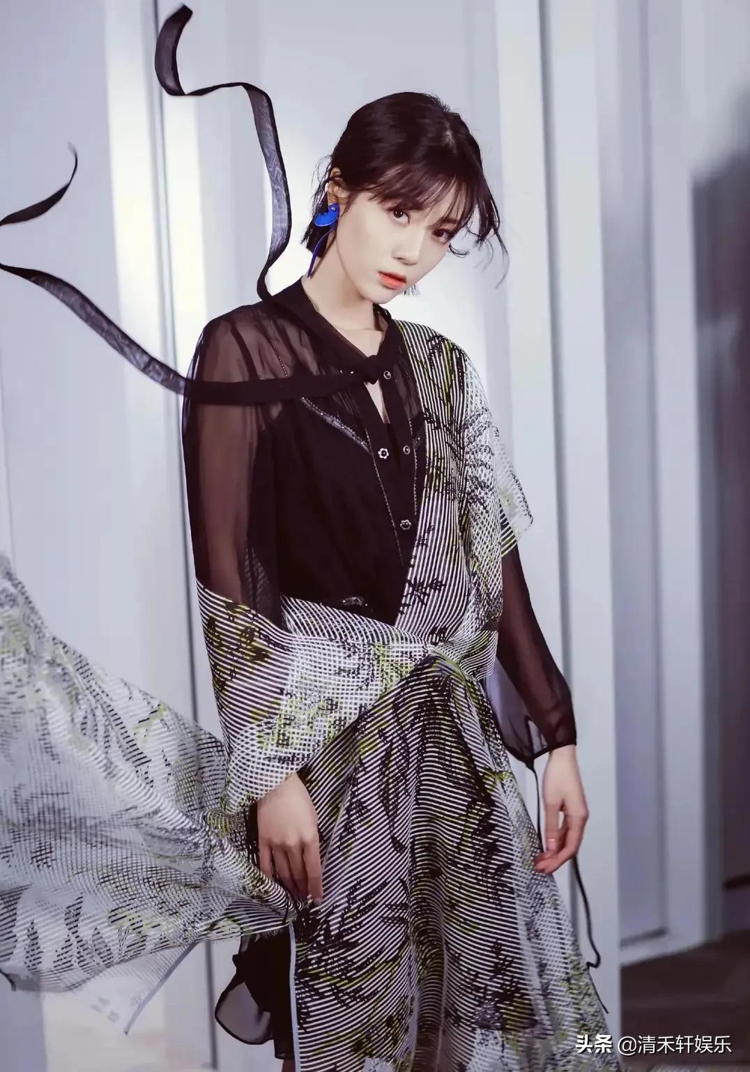 李溪芮穿黑色裙子，更妩媚动人一些。她的美貌，超治愈不开心