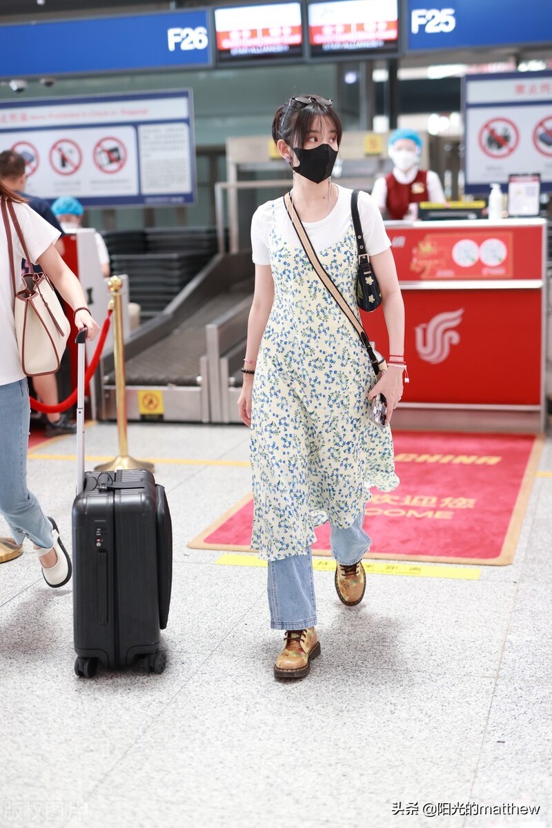 街拍：宋祖儿一袭吊带长裙清新亮丽，墨镜卡在头上俏皮可爱