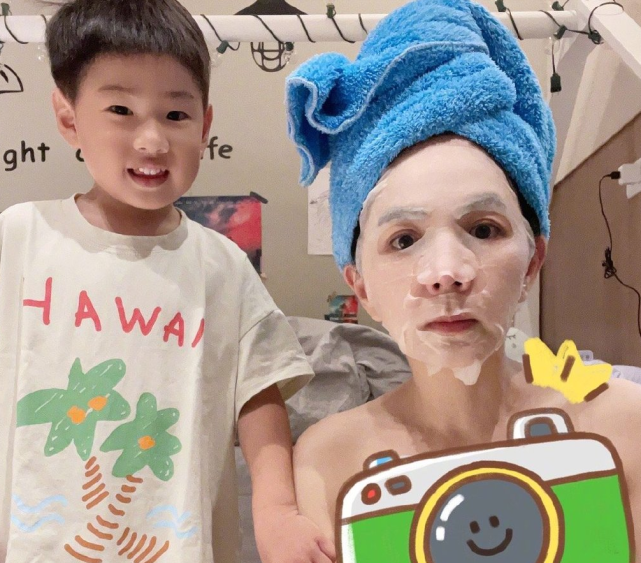 Ella晒全家福庆祝41岁生日，被老公儿子左右夹吻，一家三口超幸福