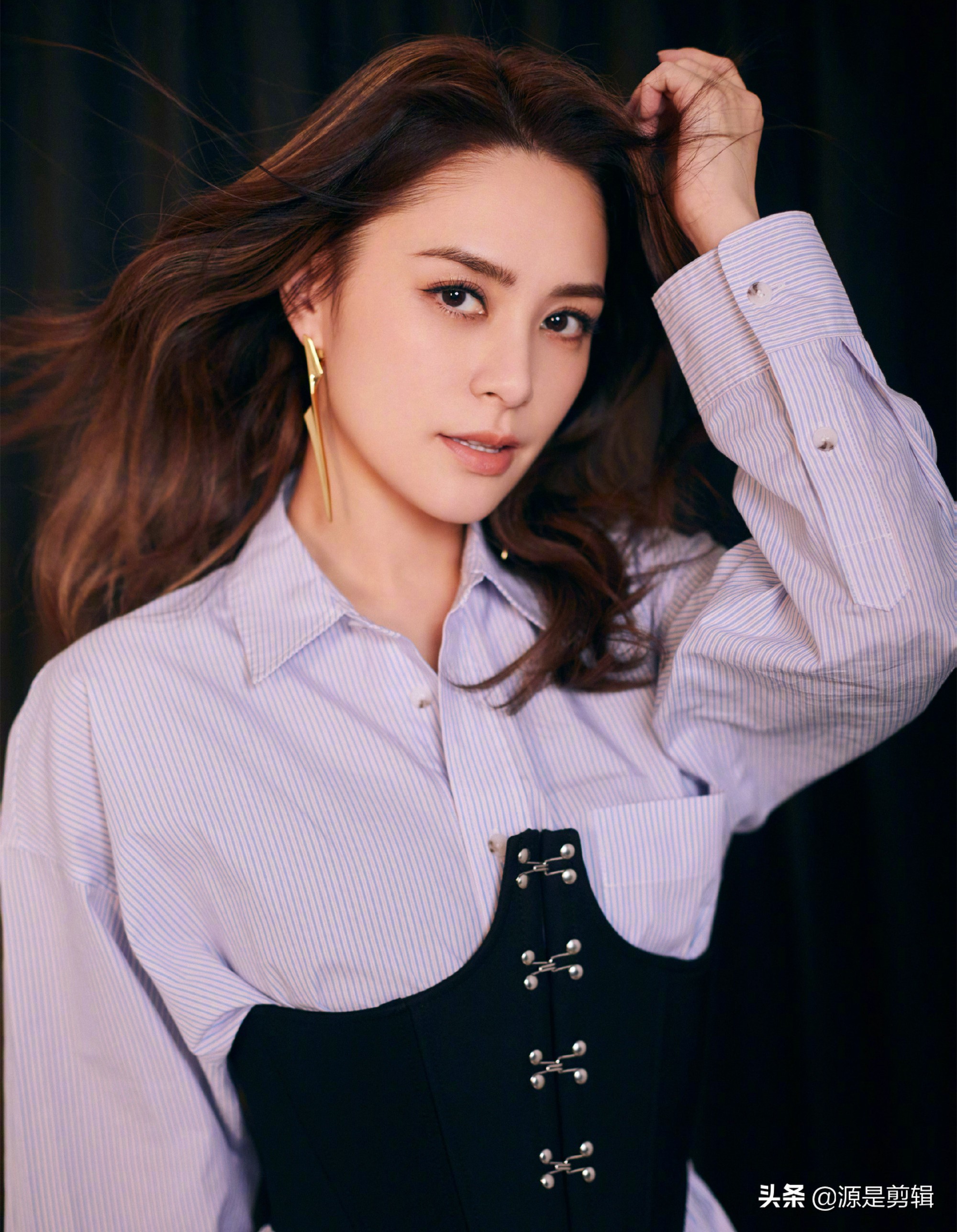 钟欣潼长发飘逸魅力十足