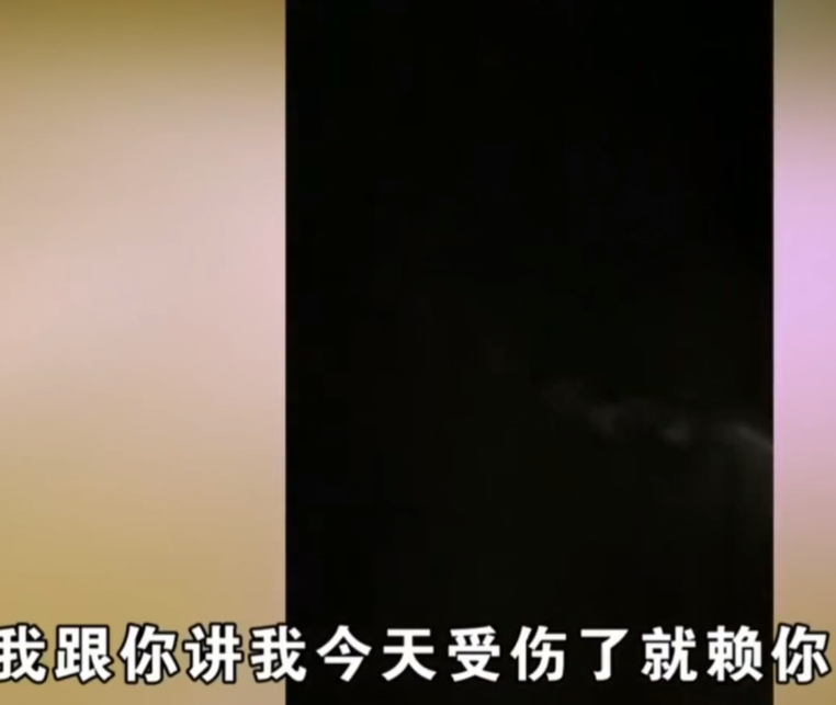 年轻女子深夜回家拒绝出示健康码，踹碎单元玻璃门，法院判决来了