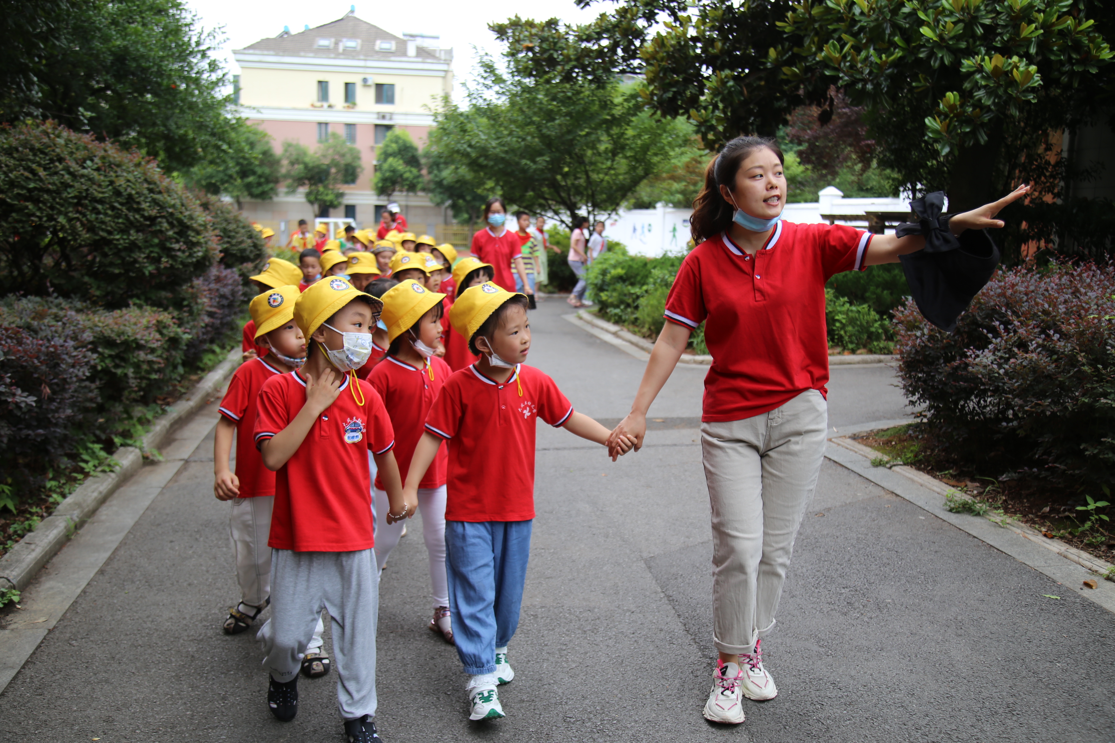 幼儿园孩子进东方红小学 体验小学生活