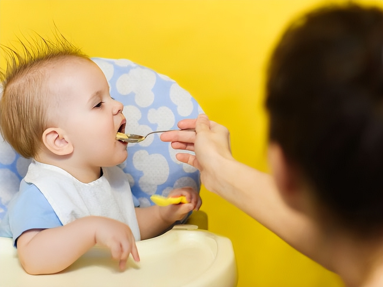 宝宝该吃辅食了吗？宝宝吃辅食4个正确信号，还有2个假信号要注意